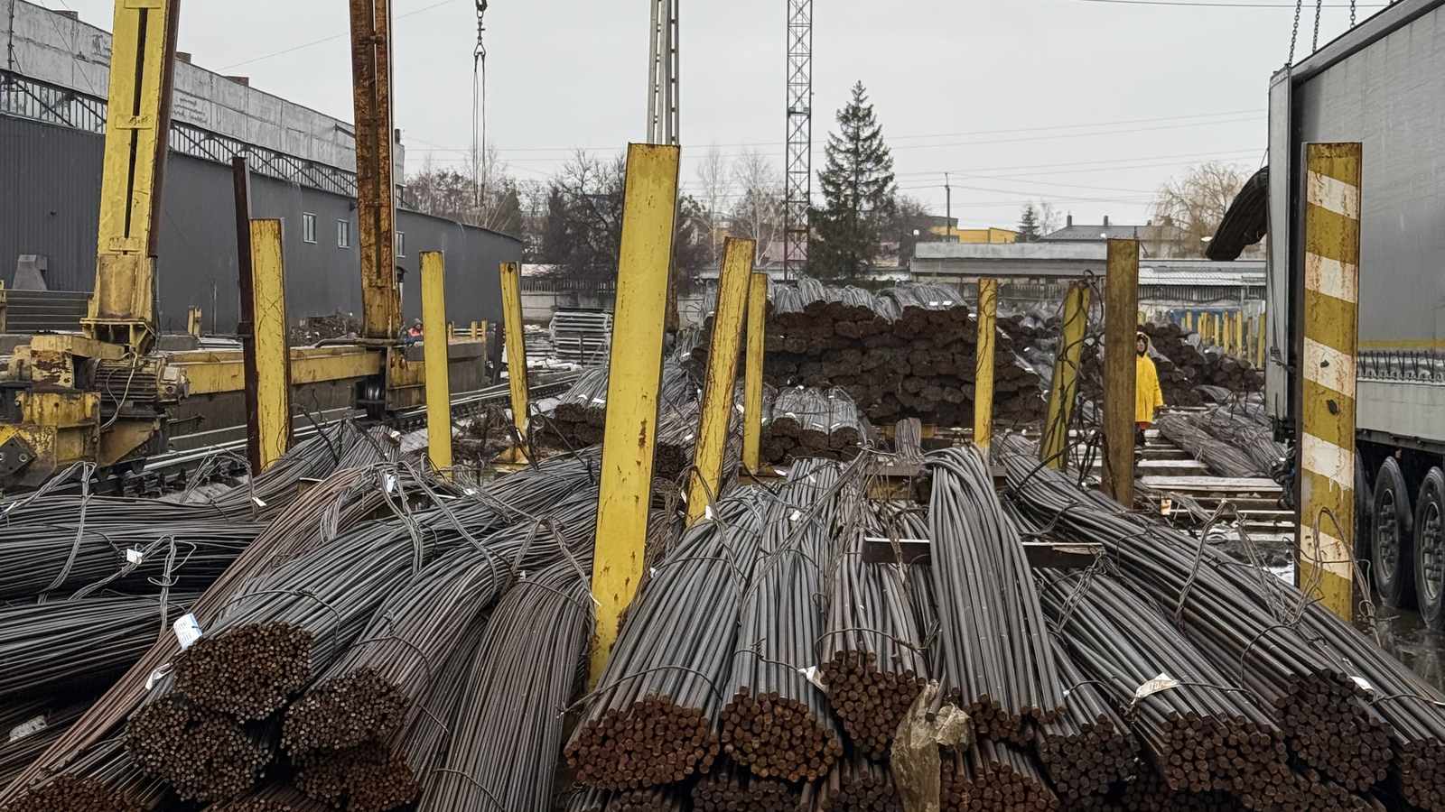 Завантаження металу краном на майданчику Сталіуму