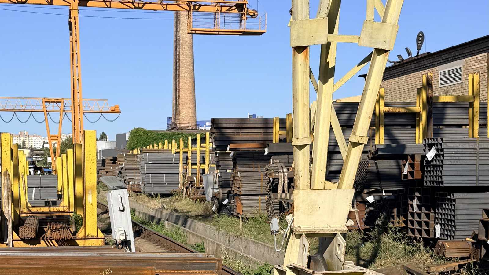 Майданчик Сталіуму: козлові крани над стелажами з металопрокатом