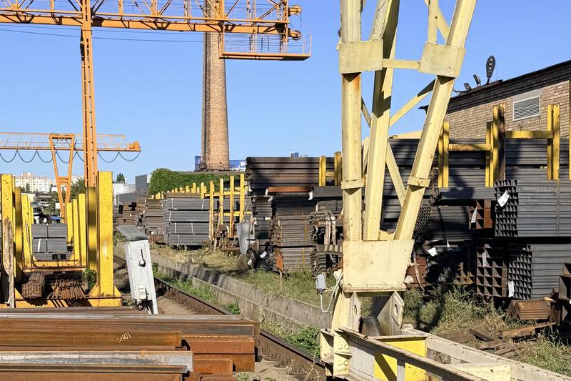 Майданчик Сталіуму: козлові крани над стелажами з металопрокатом